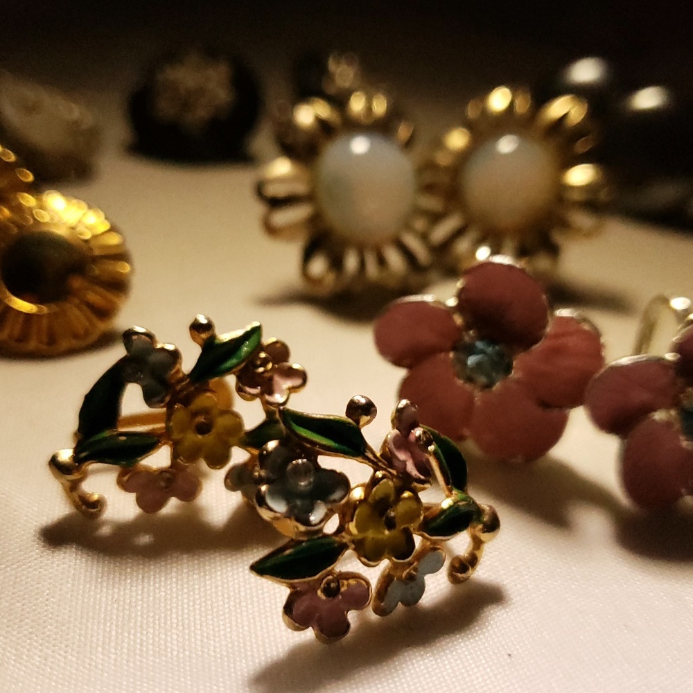 SET OF 6 VINTAGE SCREW ON EARS